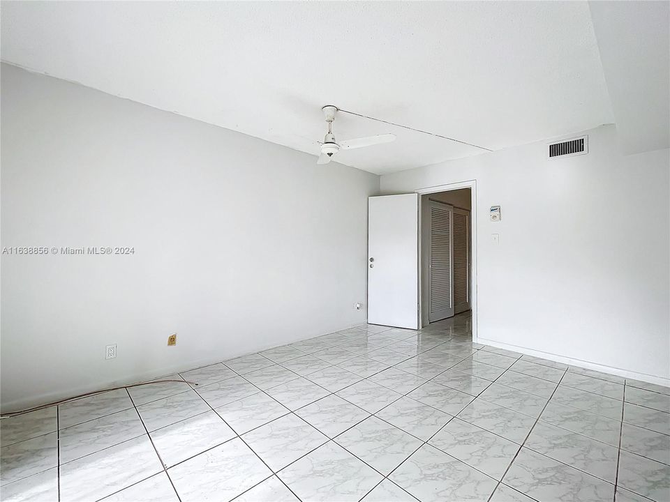 Active With Contract: $95,000 (1 beds, 1 baths, 670 Square Feet)