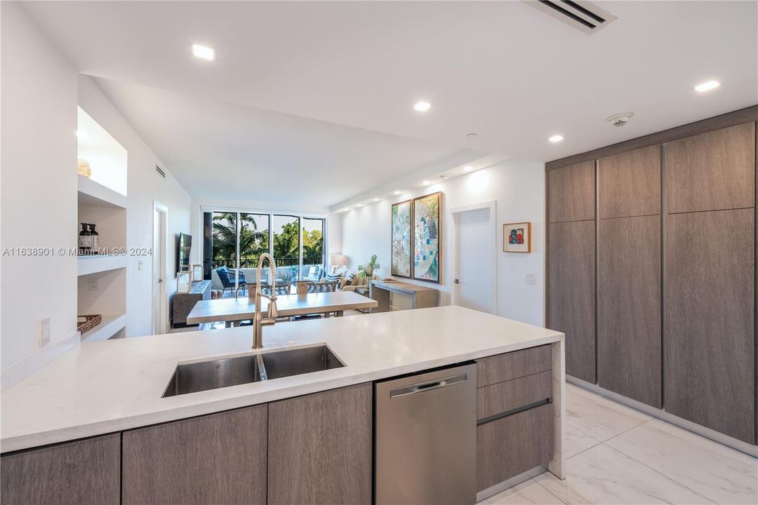 For Sale: $1,490,000 (2 beds, 2 baths, 1584 Square Feet)