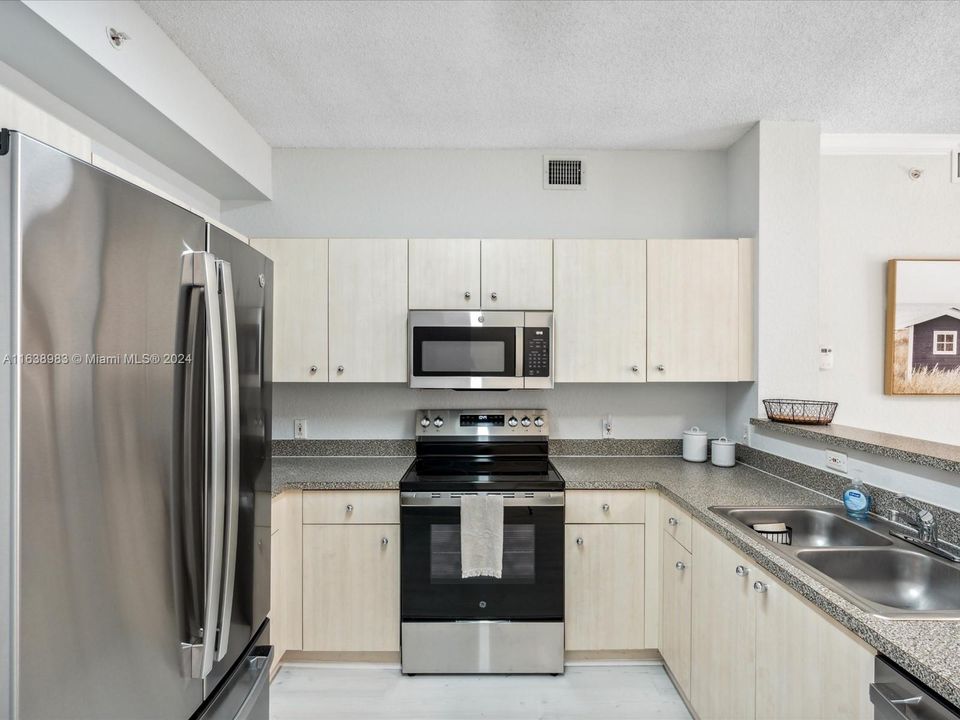 Active With Contract: $3,350 (3 beds, 2 baths, 1237 Square Feet)