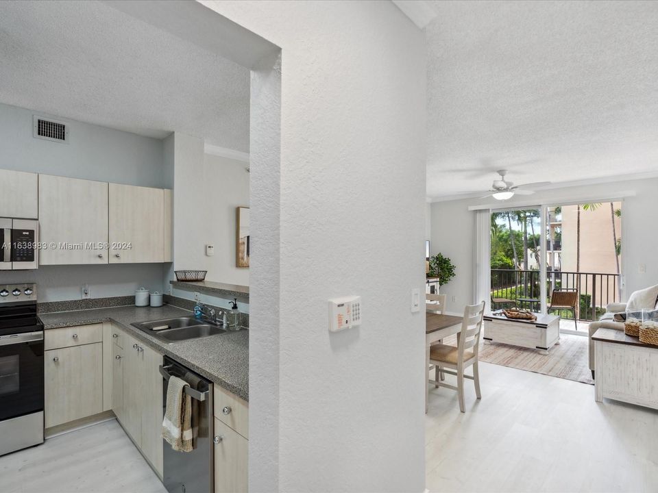 Active With Contract: $3,350 (3 beds, 2 baths, 1237 Square Feet)