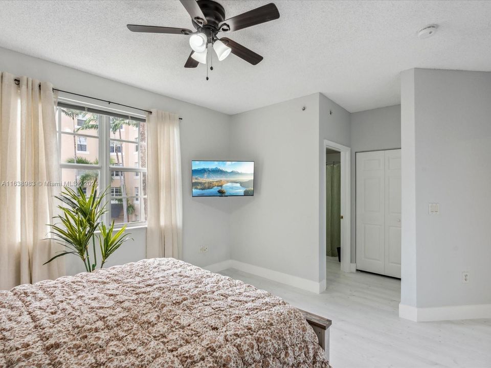 Active With Contract: $3,350 (3 beds, 2 baths, 1237 Square Feet)