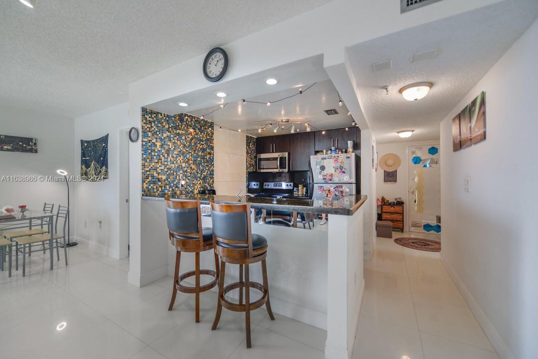 For Sale: $385,000 (2 beds, 2 baths, 914 Square Feet)