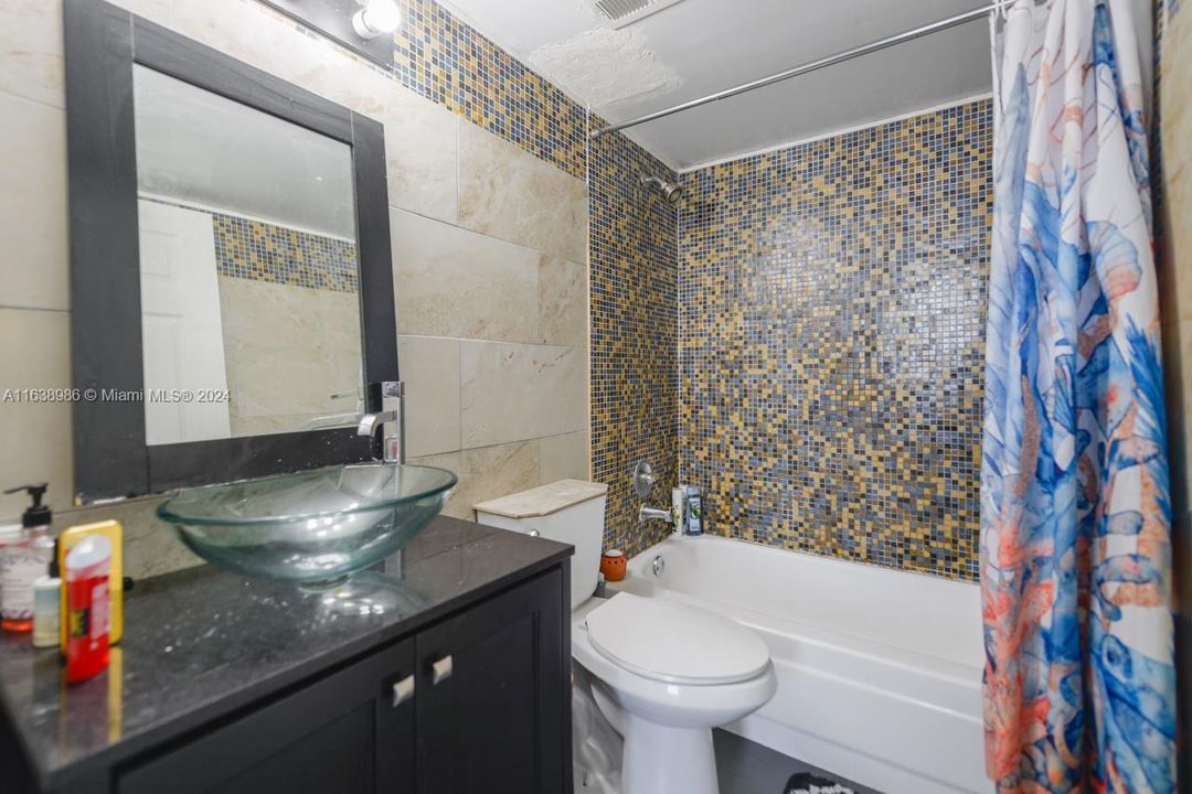 For Sale: $385,000 (2 beds, 2 baths, 914 Square Feet)