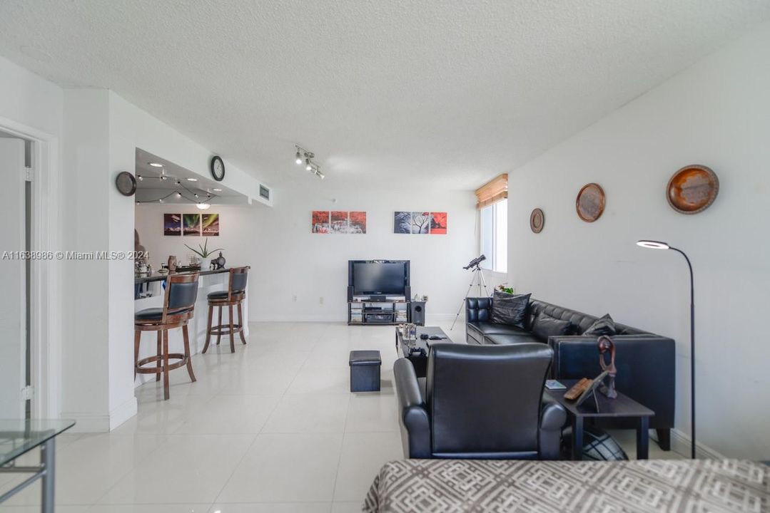 For Sale: $385,000 (2 beds, 2 baths, 914 Square Feet)