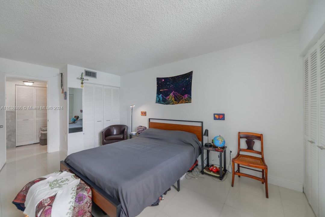 For Sale: $385,000 (2 beds, 2 baths, 914 Square Feet)