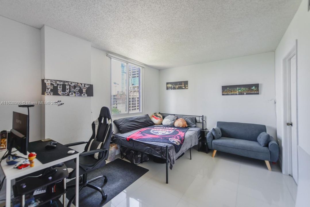 For Sale: $385,000 (2 beds, 2 baths, 914 Square Feet)