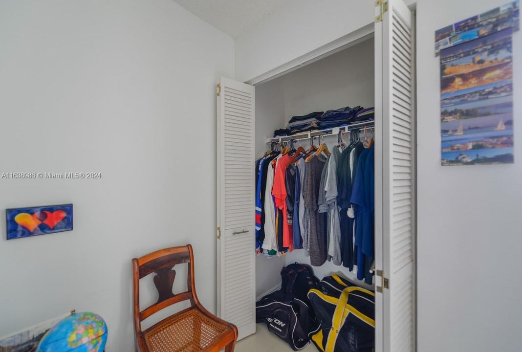 For Sale: $385,000 (2 beds, 2 baths, 914 Square Feet)