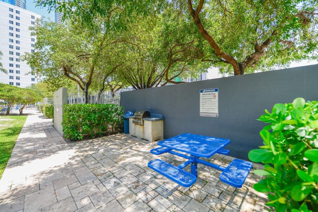 For Sale: $385,000 (2 beds, 2 baths, 914 Square Feet)