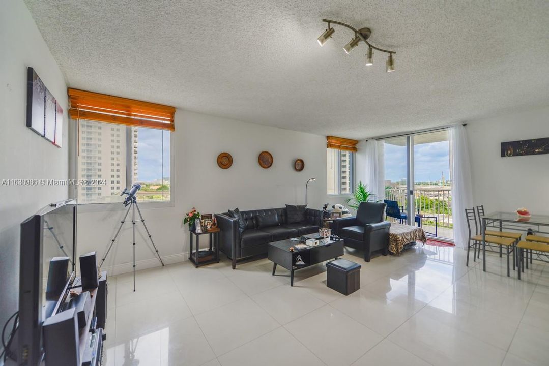 For Sale: $385,000 (2 beds, 2 baths, 914 Square Feet)