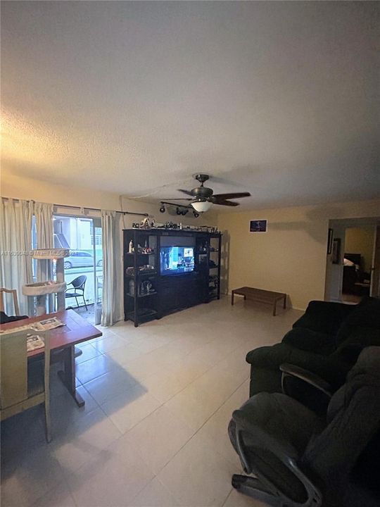 Active With Contract: $104,000 (1 beds, 1 baths, 738 Square Feet)