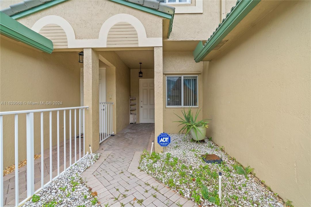 Recently Sold: $325,000 (2 beds, 2 baths, 1692 Square Feet)