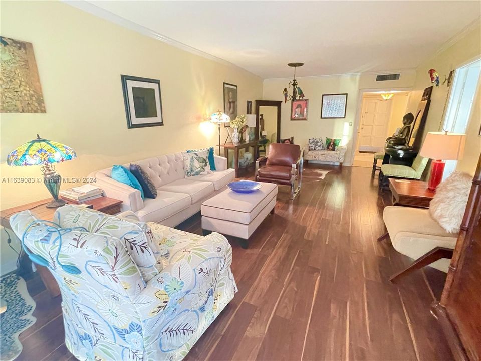 Active With Contract: $1,575 (1 beds, 1 baths, 900 Square Feet)