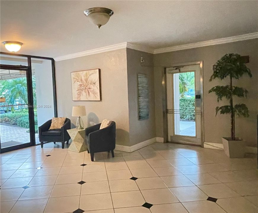 Active With Contract: $1,575 (1 beds, 1 baths, 900 Square Feet)