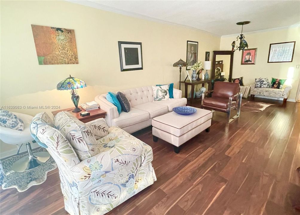 Active With Contract: $1,575 (1 beds, 1 baths, 900 Square Feet)