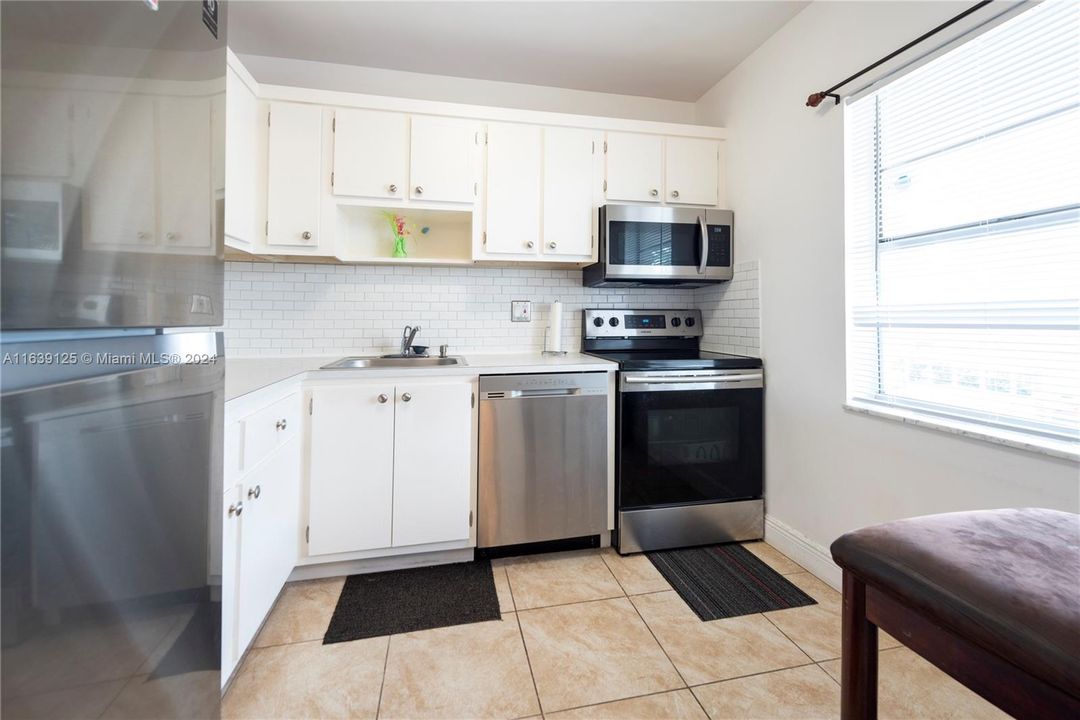 For Sale: $170,000 (2 beds, 2 baths, 990 Square Feet)