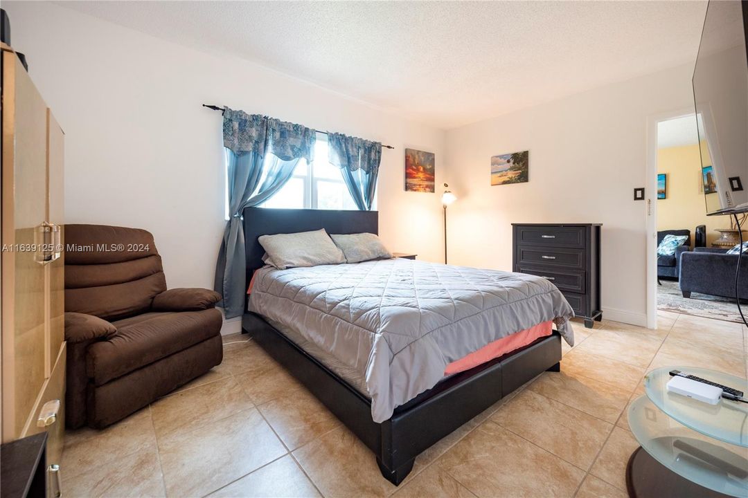 For Sale: $170,000 (2 beds, 2 baths, 990 Square Feet)