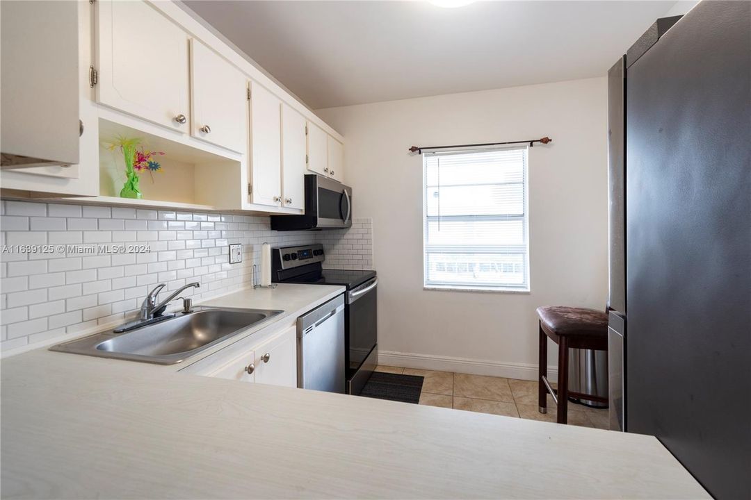 For Sale: $170,000 (2 beds, 2 baths, 990 Square Feet)