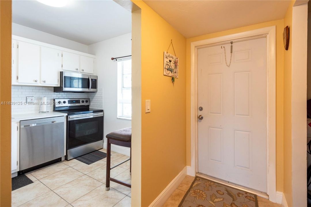 For Sale: $170,000 (2 beds, 2 baths, 990 Square Feet)