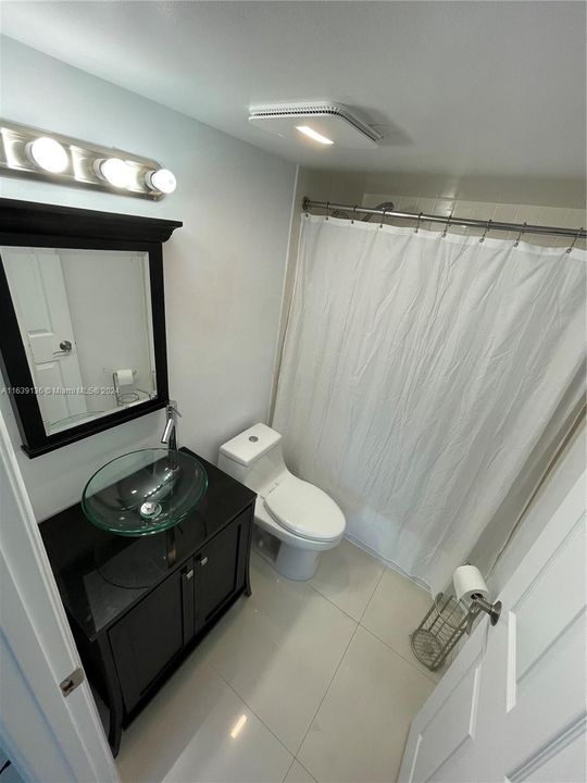 Principal Bathroom, Shower and Tub