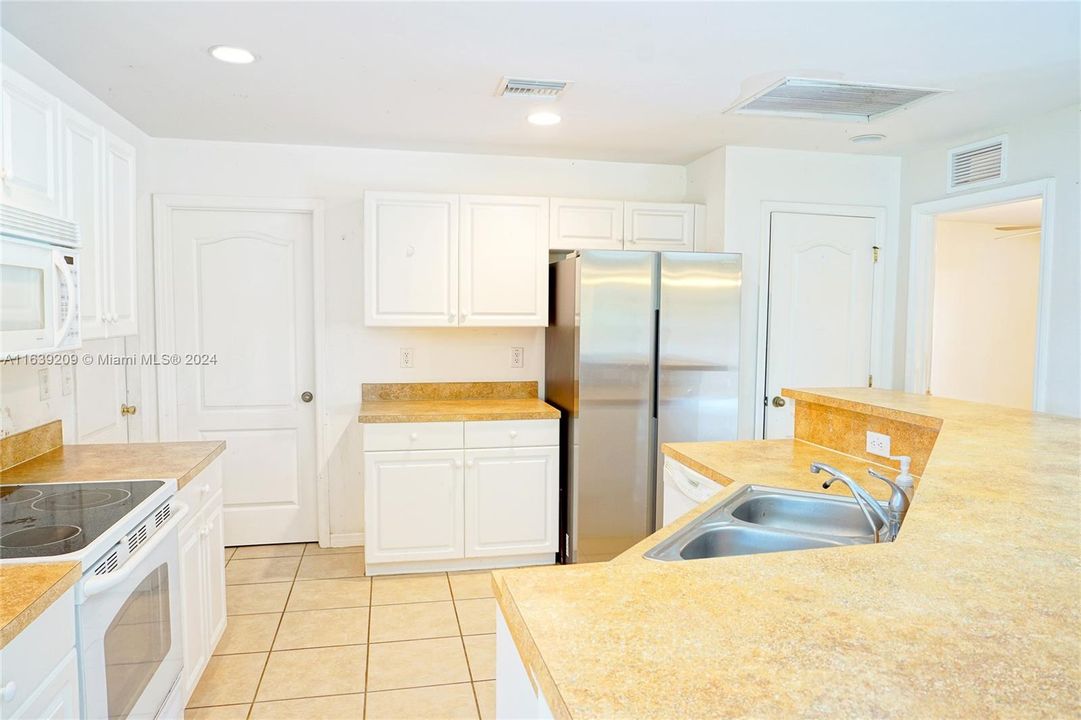 For Sale: $319,900 (3 beds, 2 baths, 1408 Square Feet)