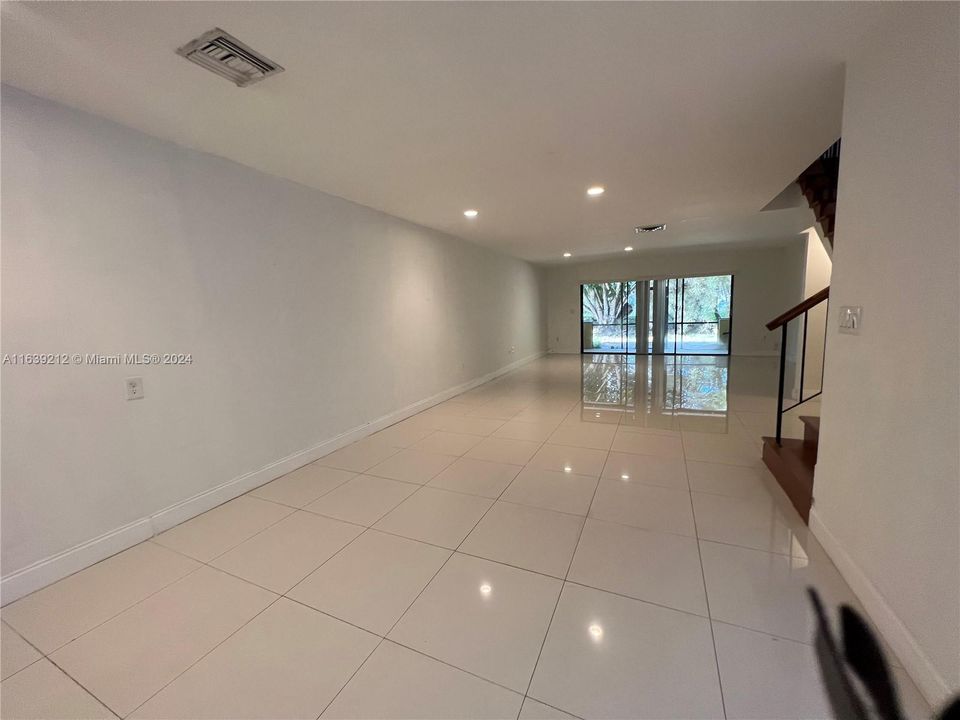 Active With Contract: $2,900 (2 beds, 2 baths, 1600 Square Feet)