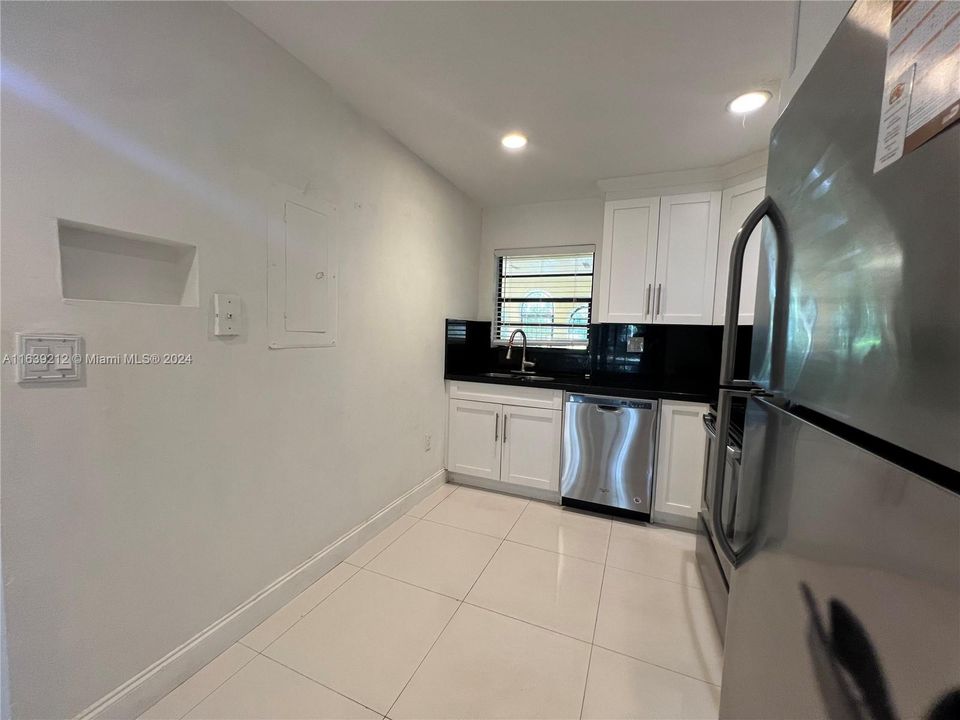 Active With Contract: $2,900 (2 beds, 2 baths, 1600 Square Feet)