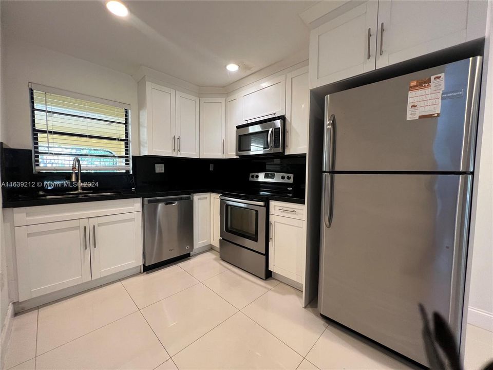 Active With Contract: $2,900 (2 beds, 2 baths, 1600 Square Feet)