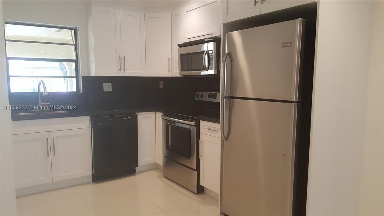 Active With Contract: $2,900 (2 beds, 2 baths, 1600 Square Feet)