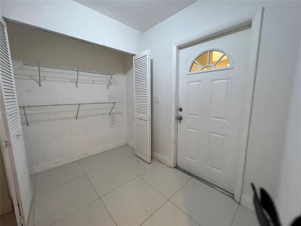 Active With Contract: $2,900 (2 beds, 2 baths, 1600 Square Feet)