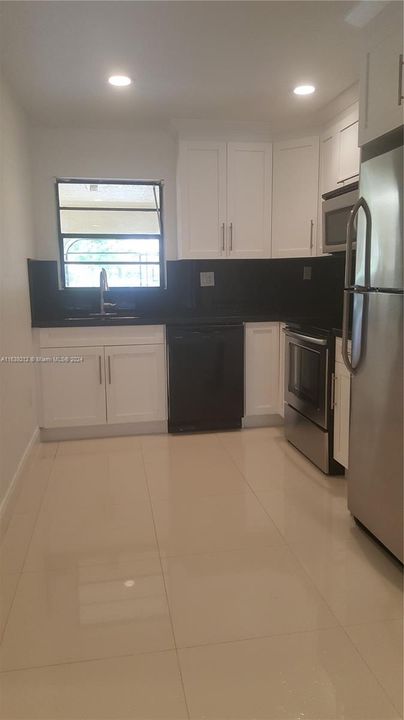 Active With Contract: $2,900 (2 beds, 2 baths, 1600 Square Feet)