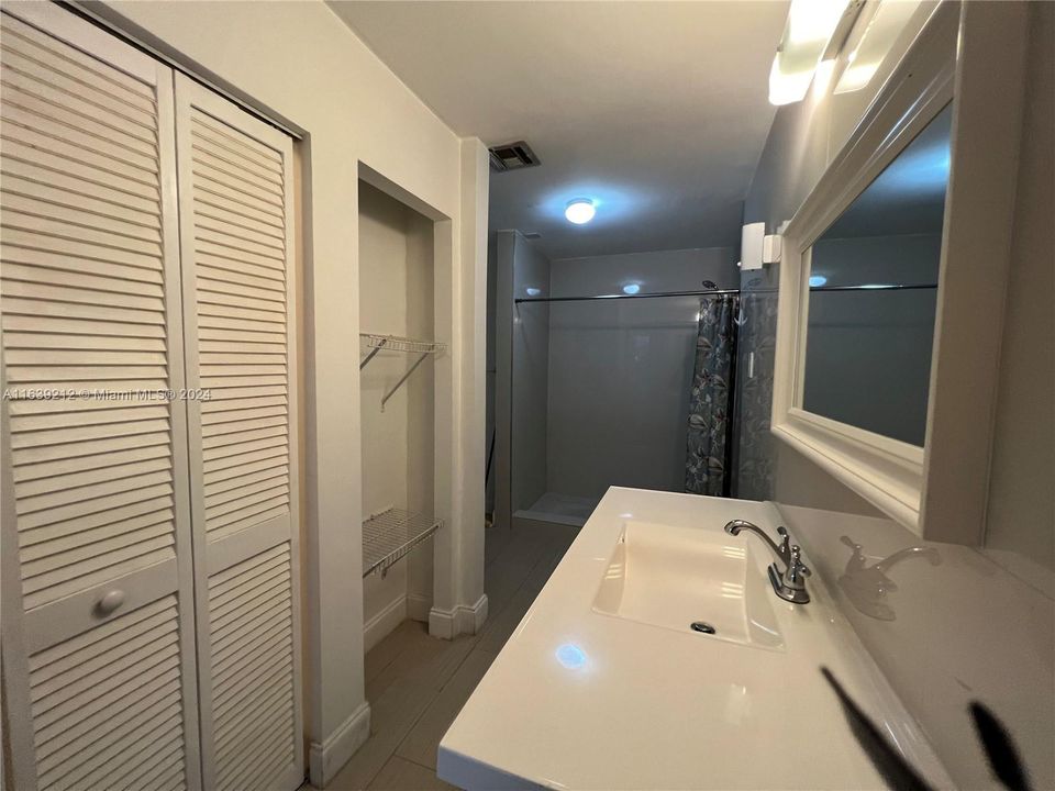 Active With Contract: $2,900 (2 beds, 2 baths, 1600 Square Feet)