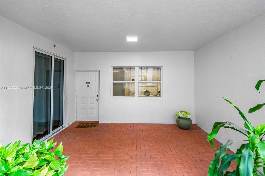 En Venta: $777,000 (3 camas, 2 baños, 2810 Pies cuadrados)