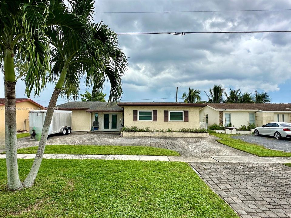 Active With Contract: $550,000 (3 beds, 2 baths, 1906 Square Feet)