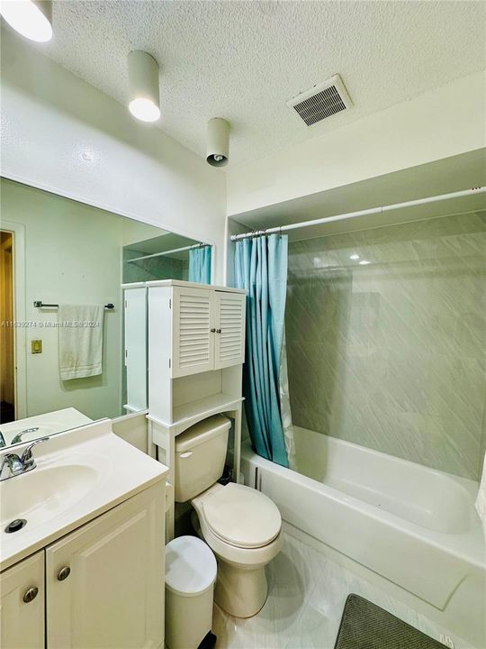 Active With Contract: $2,500 (2 beds, 2 baths, 991 Square Feet)