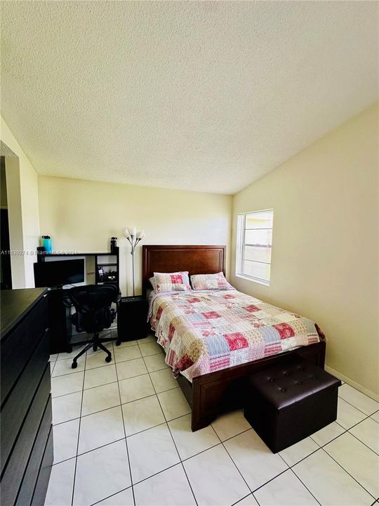 Active With Contract: $2,500 (2 beds, 2 baths, 991 Square Feet)