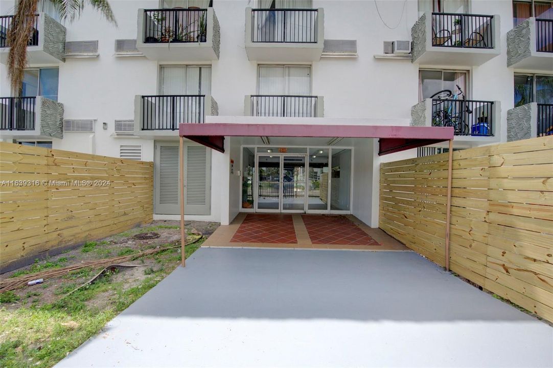 Active With Contract: $135,000 (0 beds, 1 baths, 385 Square Feet)