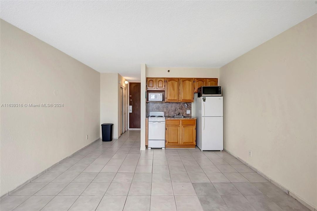 Active With Contract: $135,000 (0 beds, 1 baths, 385 Square Feet)