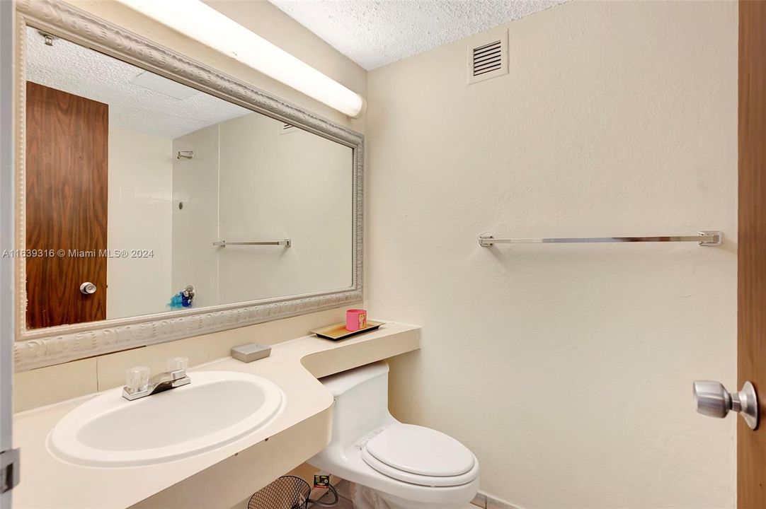 Active With Contract: $135,000 (0 beds, 1 baths, 385 Square Feet)