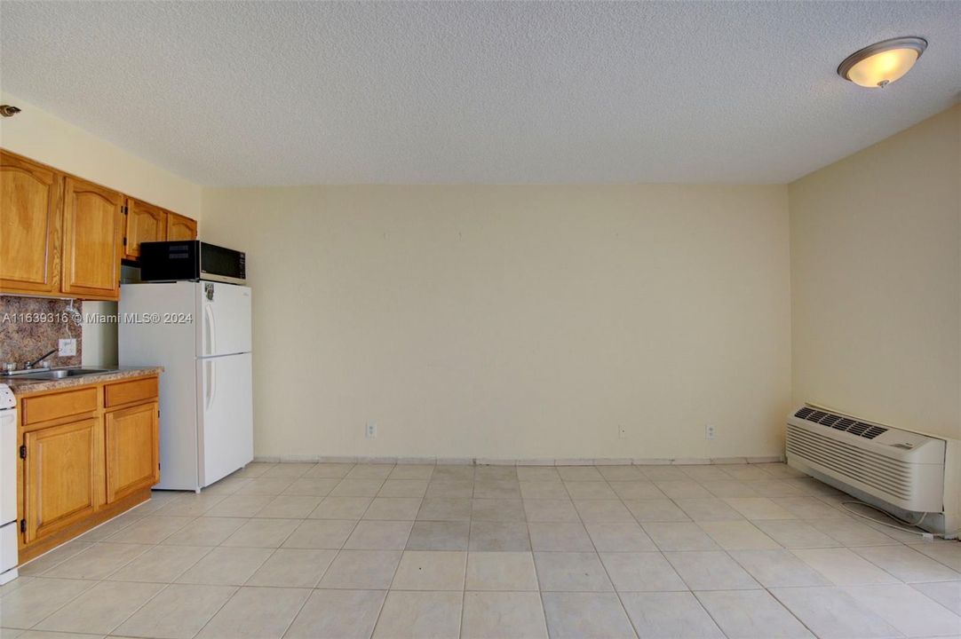 Active With Contract: $135,000 (0 beds, 1 baths, 385 Square Feet)