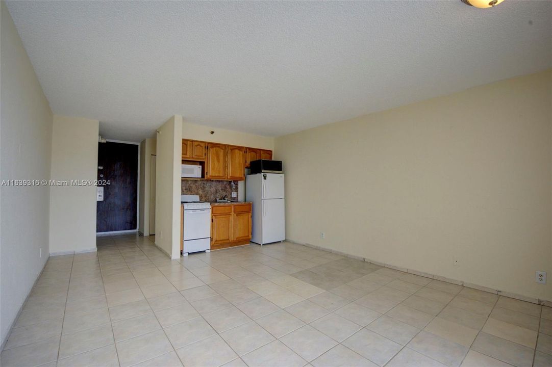 Active With Contract: $135,000 (0 beds, 1 baths, 385 Square Feet)