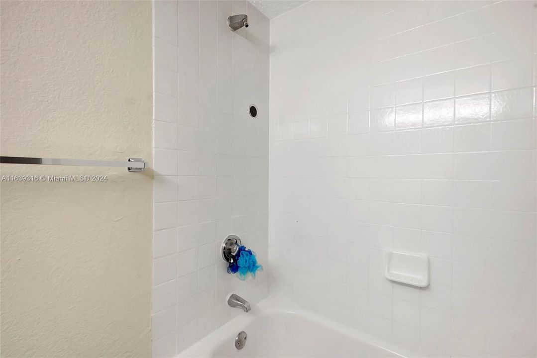 Active With Contract: $135,000 (0 beds, 1 baths, 385 Square Feet)