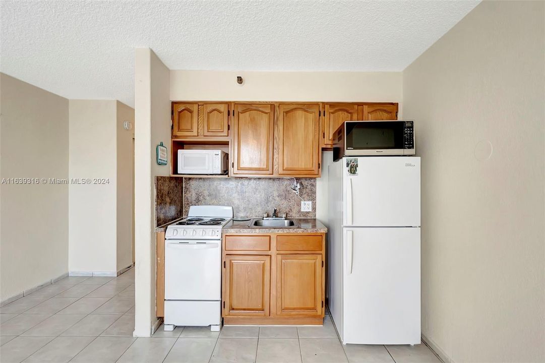 Active With Contract: $135,000 (0 beds, 1 baths, 385 Square Feet)