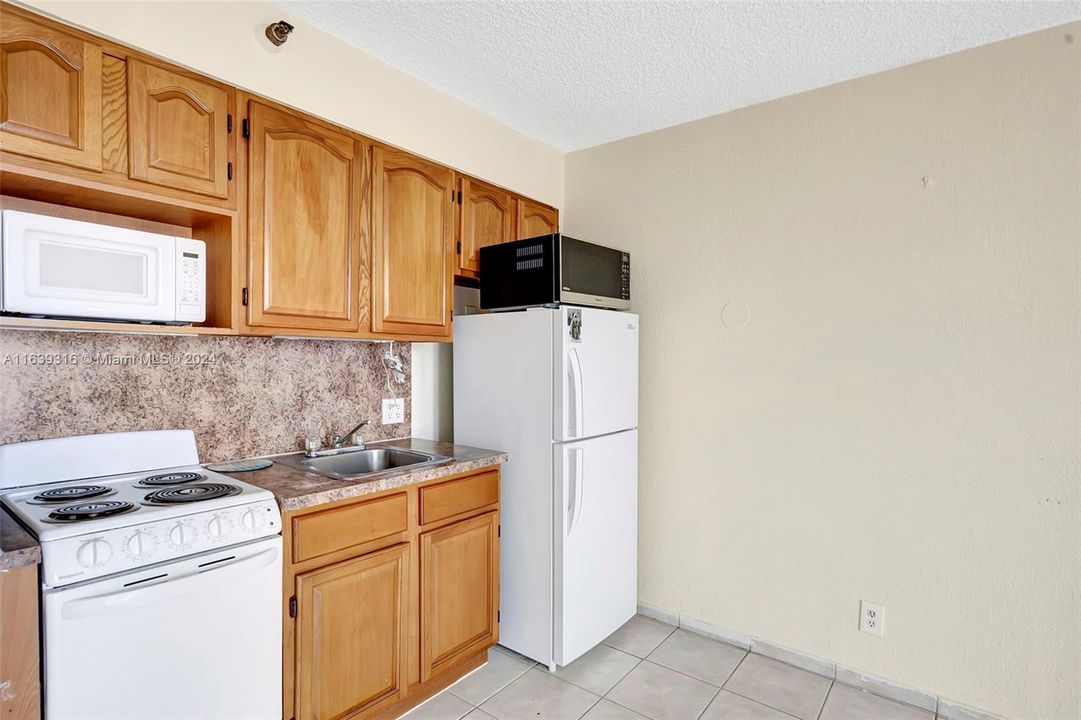 Active With Contract: $135,000 (0 beds, 1 baths, 385 Square Feet)