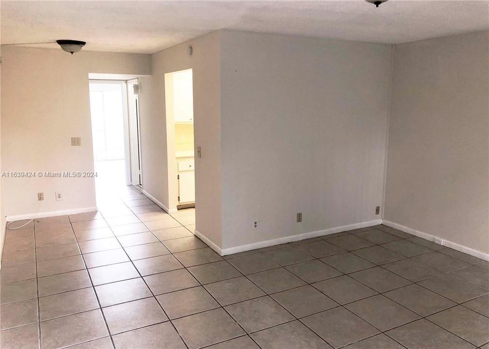 For Sale: $135,000 (1 beds, 1 baths, 685 Square Feet)