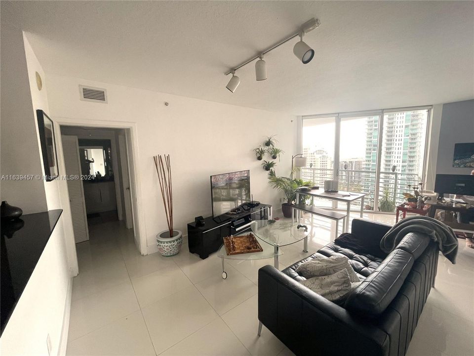 Recently Rented: $3,100 (1 beds, 1 baths, 868 Square Feet)