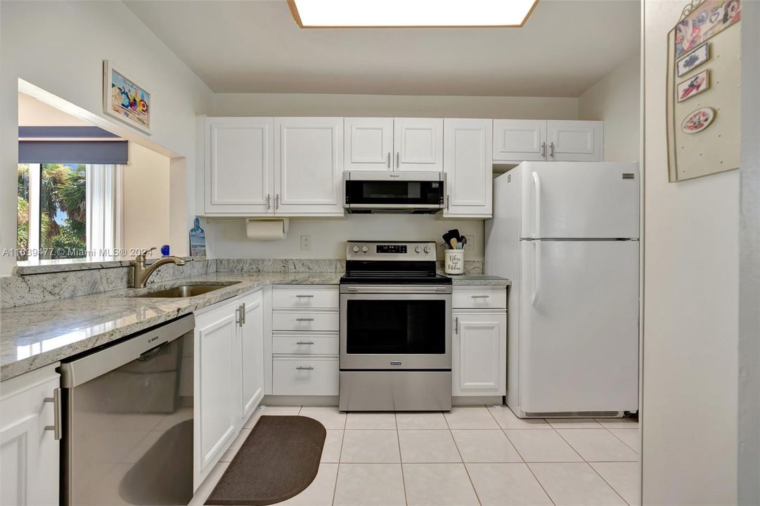 Active With Contract: $255,000 (2 beds, 2 baths, 1048 Square Feet)