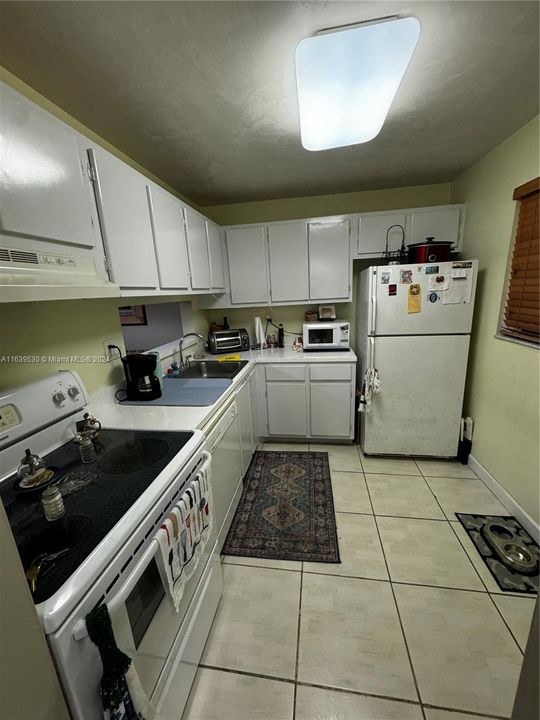 Active With Contract: $259,900 (1 beds, 1 baths, 705 Square Feet)