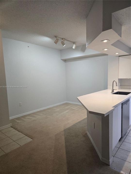 Active With Contract: $1,875 (1 beds, 1 baths, 819 Square Feet)