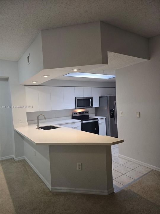 Active With Contract: $1,875 (1 beds, 1 baths, 819 Square Feet)