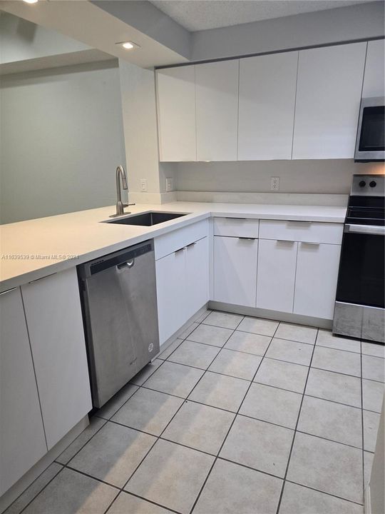 Active With Contract: $1,875 (1 beds, 1 baths, 819 Square Feet)